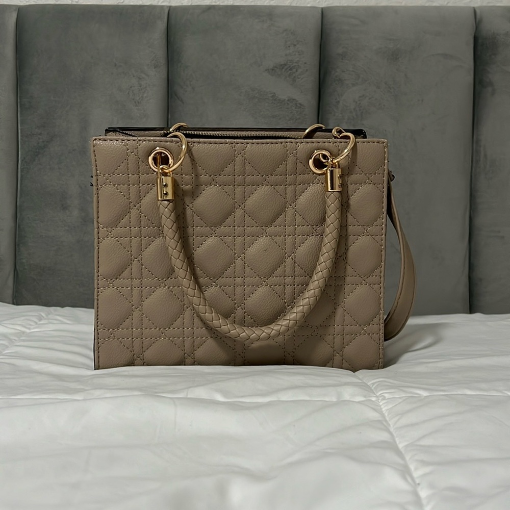 Beige purse/handbag